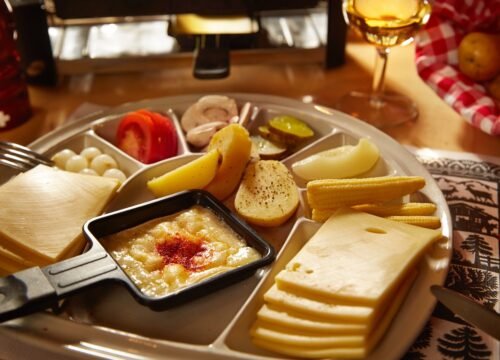 The Ultimate Cheese Experience: Where to Enjoy Fondue & Raclette in Zürich